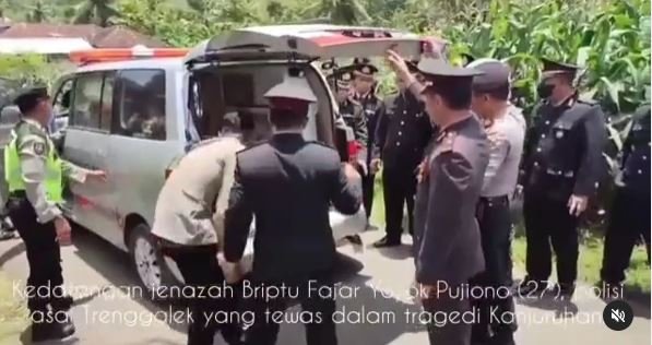 momen haru pemakaman jenazah briptu yoyok polisi tewas di kericuhan kanjuruhan