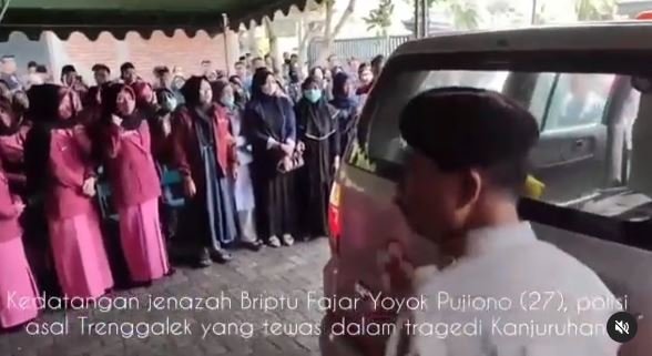 momen haru pemakaman jenazah briptu yoyok polisi tewas di kericuhan kanjuruhan