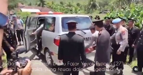 momen haru pemakaman jenazah briptu yoyok polisi tewas di kericuhan kanjuruhan