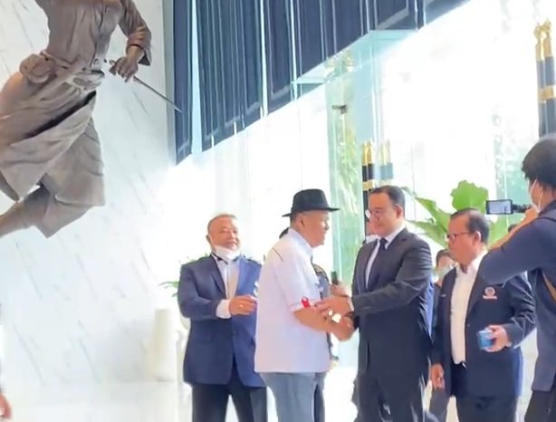 senyum anies baswedan merapat ke nasdem tower