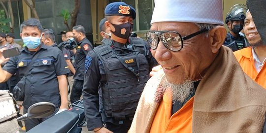 Dikawal Polisi Bersenjata, Pimpinan Khilafatul Muslimin Diserahkan ke Kejari Bekasi