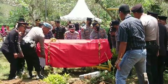 Dua Polisi Korban Tragedi Kanjuruhan Dimakamkan di Trenggalek dan Tulungagung