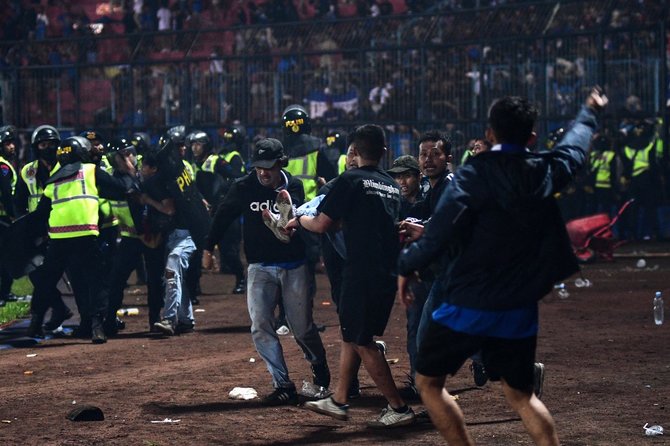 suasana kericuhan di laga arema fc vs persebaya di stadion kanjuruhan