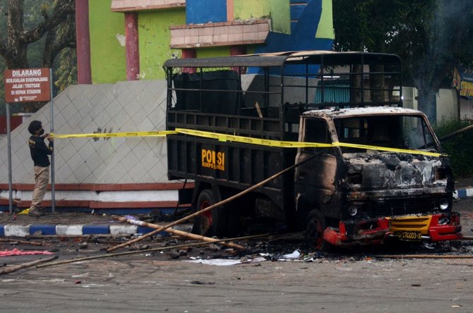 suasana usai kericuhan di laga arema fc vs persebaya di stadion kanjuruhan