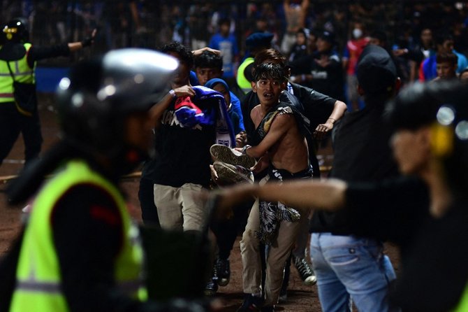 suasana kericuhan di laga arema fc vs persebaya di stadion kanjuruhan