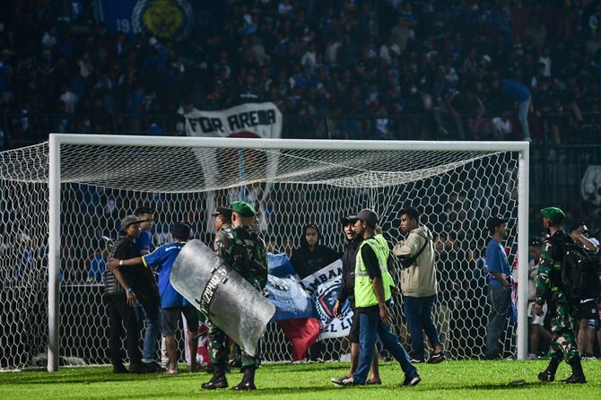 suasana kericuhan di laga arema fc vs persebaya di stadion kanjuruhan