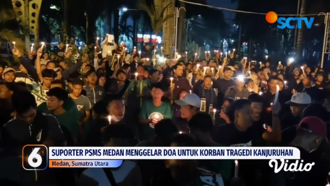 suporter psms medan melakukan doa bersama