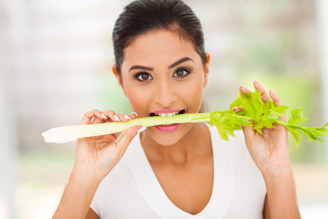ilustrasi wanita makan sayur