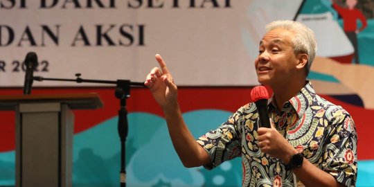 Acungkan Jempol di Bawah Baliho Puan, Ganjar: PDIP Harus Menang Hattrick