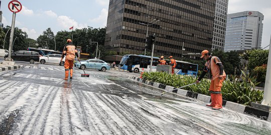 Ancam Keselamatan Pengendara, Tumpahan Oli di Kawasan Sarinah Dibersihkan