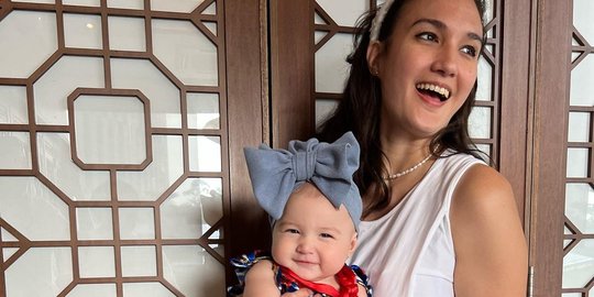 Ekspresi Lucu Baby Djiwa Anak Nadine Chandrawinata Makan Buah, Wajahnya Cemong Semua