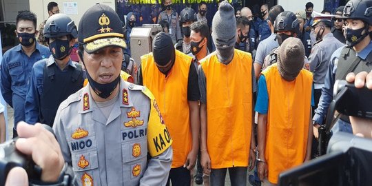 Kapolda Jatim Diminta Tanggung Jawab Soal Tembakkan Gas Air Mata