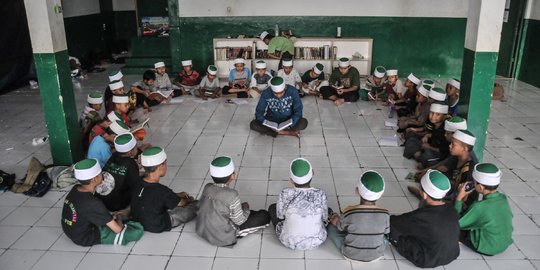 Cara Mengatasi Kangen Anak di Pesantren, Dukung dan Doakan dari Jauh