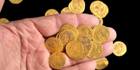 Puluhan Koin Emas Zaman Kekaisaran Bizantium Abad Ketujuh Ditemukan dalam Tembok