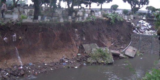 Tembok Pembatas TPU di Bandung Roboh, Puluhan Makam Rusak hingga Kafan Terlihat