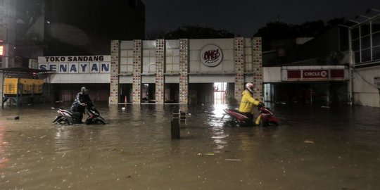 Banjir Lumpuhkan Pertokoan dan Lalu Lintas Kemang