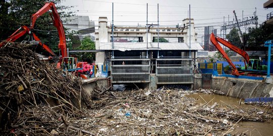 Jakarta Masih Diguyur Hujan, Lima Pintu Air Berstatus Siaga III ...