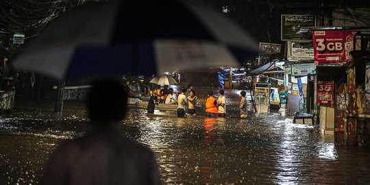 Banjir Setinggi Paha Rendam Jalan Kemang Utara IX