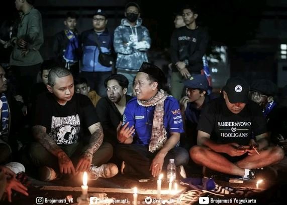 perdamaian suporter di mandala krida