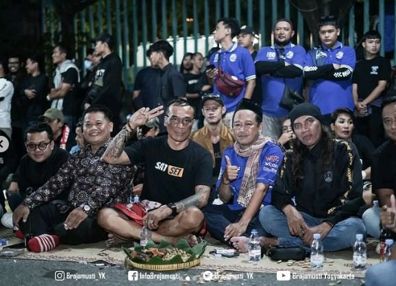 perdamaian suporter di mandala krida