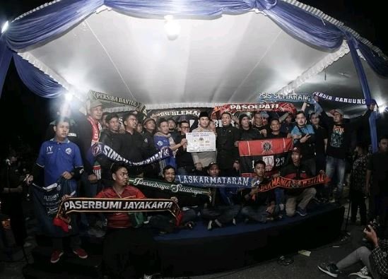 perdamaian suporter di mandala krida