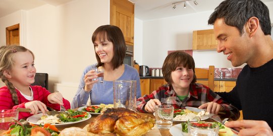 Pentingnya bagi Keluarga untuk Makan Bersama Minimal Sehari Sekali