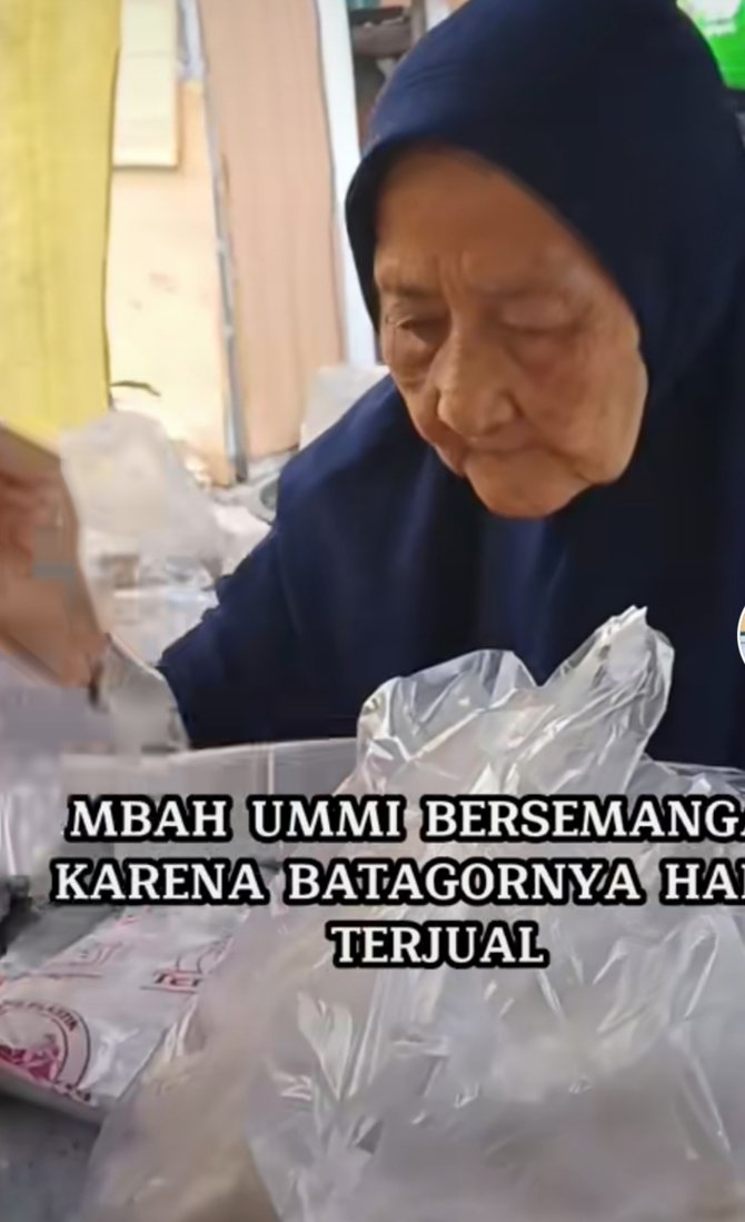 viral nenek jualan batagor di usia 78 tahun menangis saat dagangan diborong