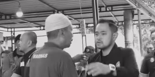 4 Momen Juragan99 Presiden Arema FC Takziah ke Keluarga Korban, Beri Santunan