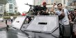 Antusiasme Warga Berfoto dengan Kendaraan Tempur TNI