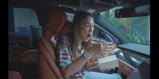Gokil! Luna Maya Dapat Hadiah Mobil Mewah Berharga Miliaran dari Pengagum Rahasia Gokil! Luna Maya Dapat Hadiah Mobil Mewah Berharga Miliaran dari Pengagum Rahasia