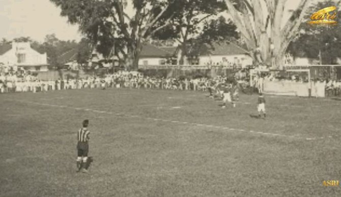 suasana pertandingan sepak bola pada masa penjajahan belanda