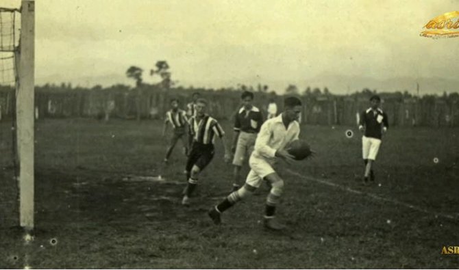 5 Suasana Pertandingan Sepak Bola Di Era Penjajahan Belanda, Aman Dan ...