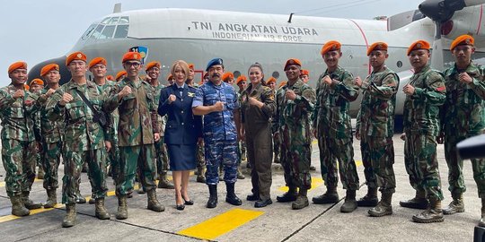 Sangar! Potret Adam Suseno Kenakan Seragam TNI AU, Dikelilingi Pasukan Elite