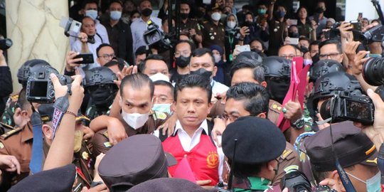 Beda Perlakuan Kejagung saat Tampilkan Tersangka Kasus Brigadir J, Ferdy Sambo 'Aman'