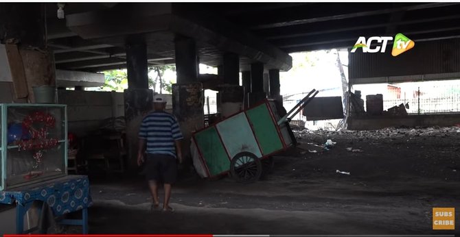 tak bisa bayar kontrakan satu keluarga rela hidup di bawah jembatan tol