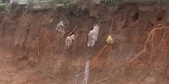 Tanah Pemakaman Dekat Sungai Longsor karena Hujan Deras, Heboh Penampakan Kain Kafan