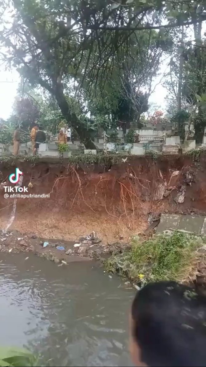 tanah pemakaman dekat sungai longsor karena hujan deras heboh penampakan kain kafan