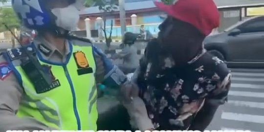 Video Viral, Polisi Adu Jotos dengan Pemotor karena Tidak Mau Ditilang