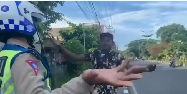 video viral polisi adu jotos dengan pemotor karena tidak mau ditilang