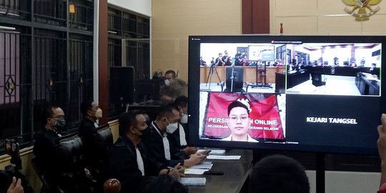 Indra Kenz Dituntut 15 Tahun Penjara dan Denda Rp10 Miliar