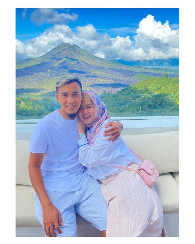 potret terbaru okie agustina liburan bareng keluarga