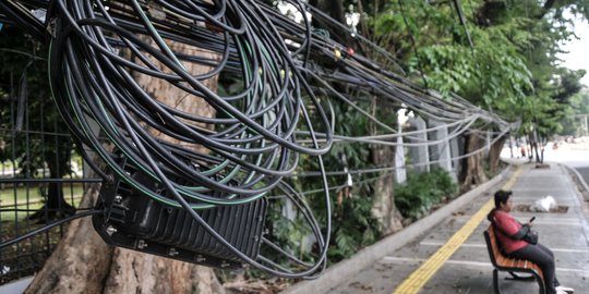 Kabel Semrawut Imbas Proyek Revitalisasi Trotoar Ancam Keselamatan Warga