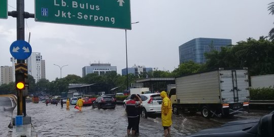 Jalan TB Simatupang dan Tol JORR Banjir, Lalin Lumpuh
