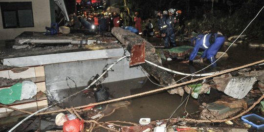 Porak-Poranda MTsN 19 Roboh Diterjang Banjir, 3 Siswa Tewas