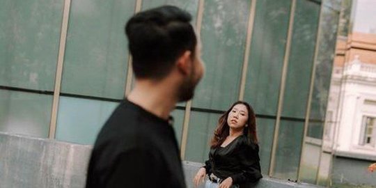 Bertema Hitam Putih, Intip Potret Prewedding Kiky Saputri dan Kekasih