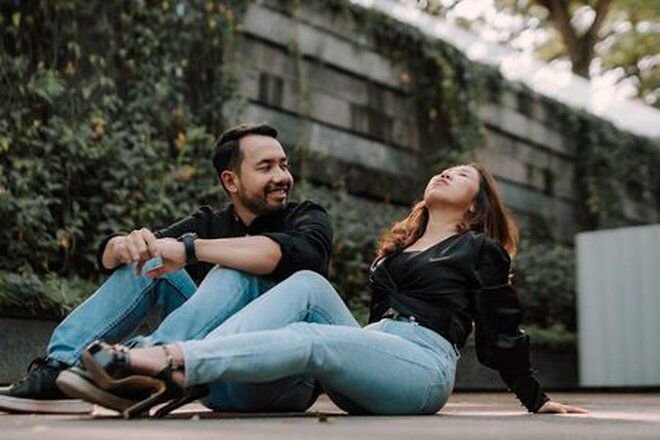 bertema hitam putih intip potret prewedding kiky saputri dan kekasih
