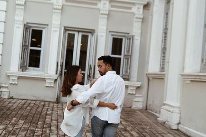 bertema hitam putih intip potret prewedding kiky saputri dan kekasih