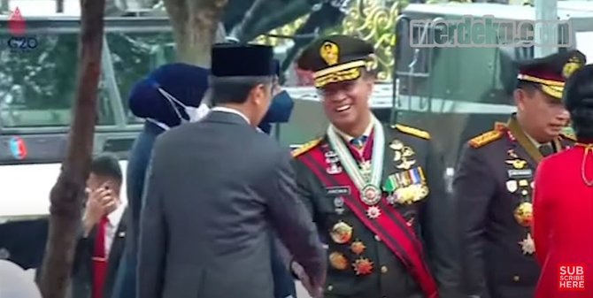 Begini Gestur Kapolri Listyo Sigit Saat Tak Disalami Jokowi Di HUT TNI ...