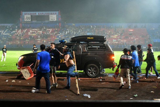 suasana kericuhan di laga arema fc vs persebaya di stadion kanjuruhan