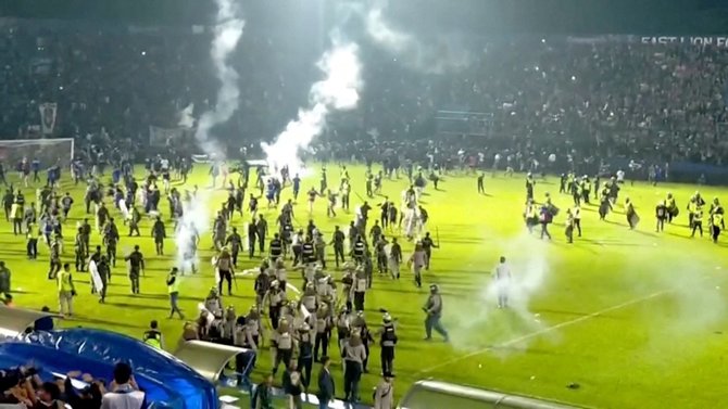 suasana kericuhan di laga arema fc vs persebaya di stadion kanjuruhan